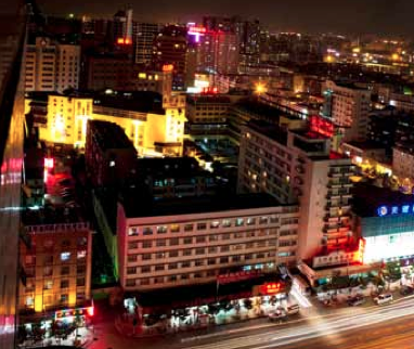 Downtown Chengdu buzzes at night Downtown Chengdu buzzes at night